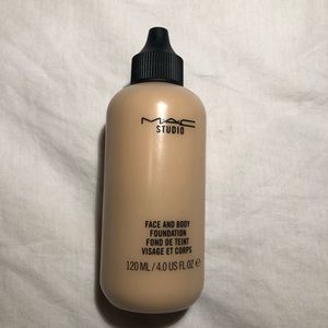 Mac body and face foundation - c2